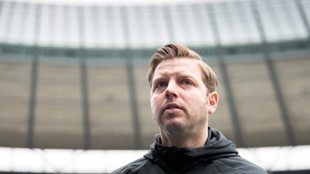 Werder-Trainer Florian Kohfeldt wartet noch auf eine Ausnahmegenehmigung für seinen Verein. Werder-Trainer Florian Kohfeldt wartet noch auf eine Ausnahmegenehmigung für seinen Verein.