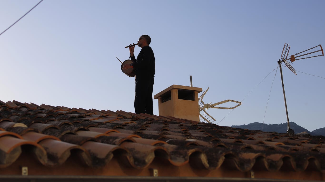In der spanischen Stadt Bunyola auf Mallorca spielen die Bürger in Quarantäne jeden Abend von ihren Hausdächern aus Musik für die Nachbarn.