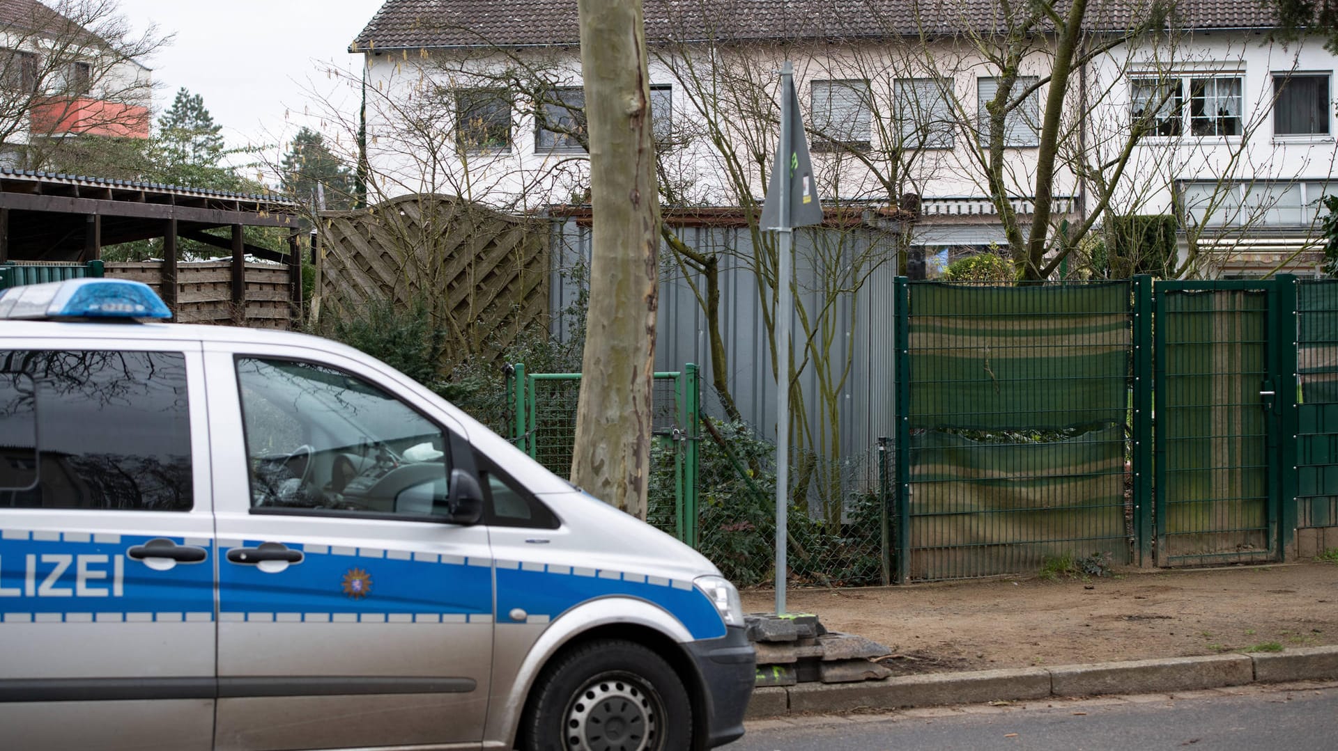 Terroranschlag Hanau: Das Haus des Täters wurde nach dem Attentat, bei dem zehn Menschen ermordet wurden, durchsucht. Terroranschlag Hanau: Das Haus des Täters wurde nach dem Attentat, bei dem zehn Menschen ermordet wurden, durchsucht.