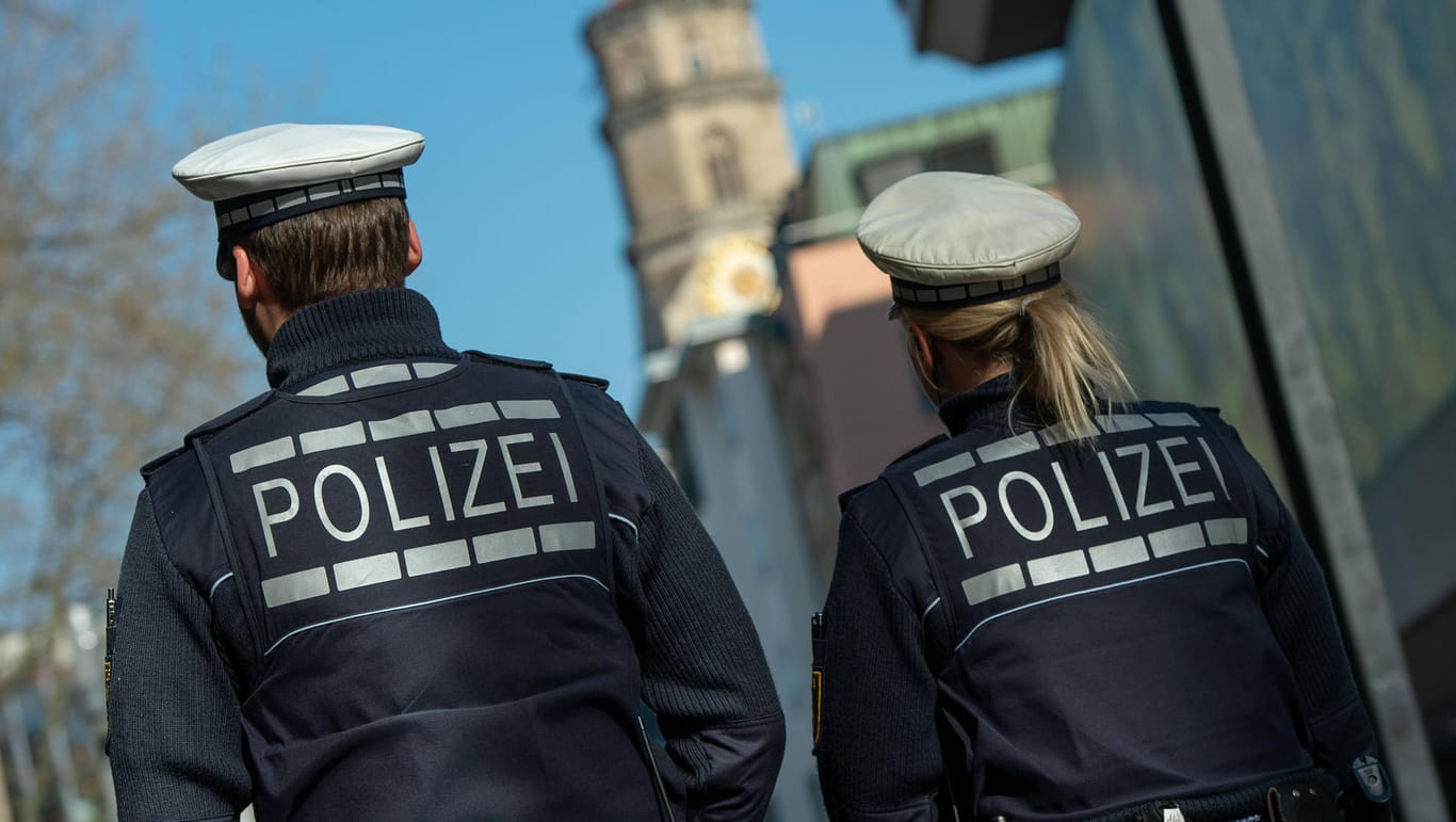 Polizisten im Einsatz (Symbolfoto): Innerhalb der vergangenen Woche seien Polizisten viermal zu Partys in der Wohnung des Franken gerufen worden, teilte das Polizeipräsidium Oberfranken am Freitag mit.