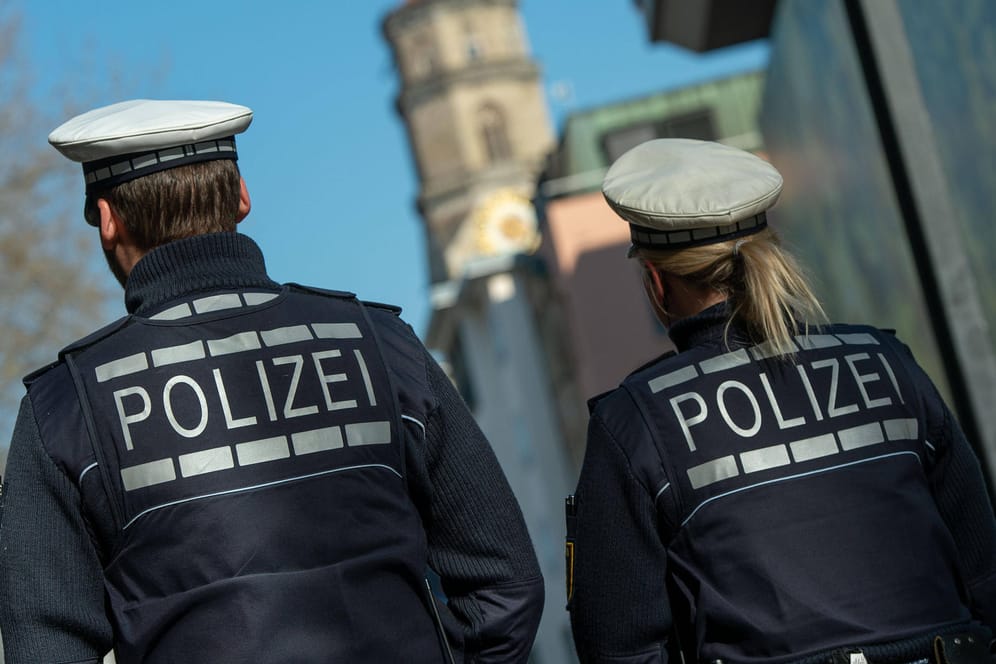 Polizisten im Einsatz (Symbolfoto): Innerhalb der vergangenen Woche seien Polizisten viermal zu Partys in der Wohnung des Franken gerufen worden, teilte das Polizeipräsidium Oberfranken am Freitag mit.