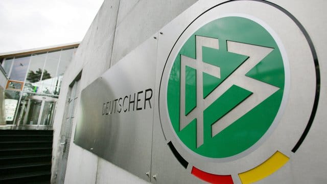 Der DFB verabschiedete ein Maßnahmenpaket für die Amateurvereine in der Corona-Krise. Der DFB verabschiedete ein Maßnahmenpaket für die Amateurvereine in der Corona-Krise.