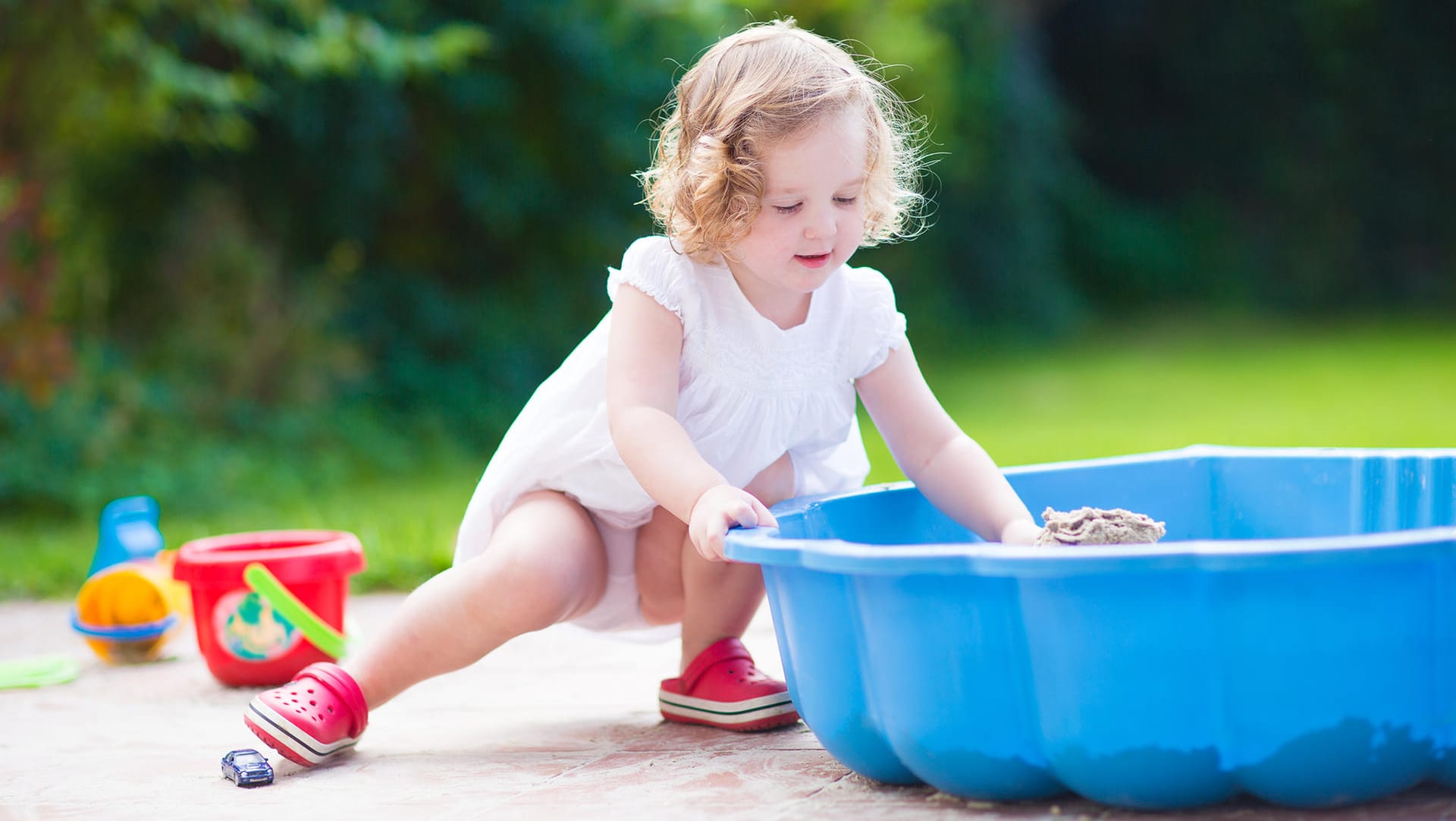 Draußen spielen: Im Sandkasten haben Kinder viel Spaß.