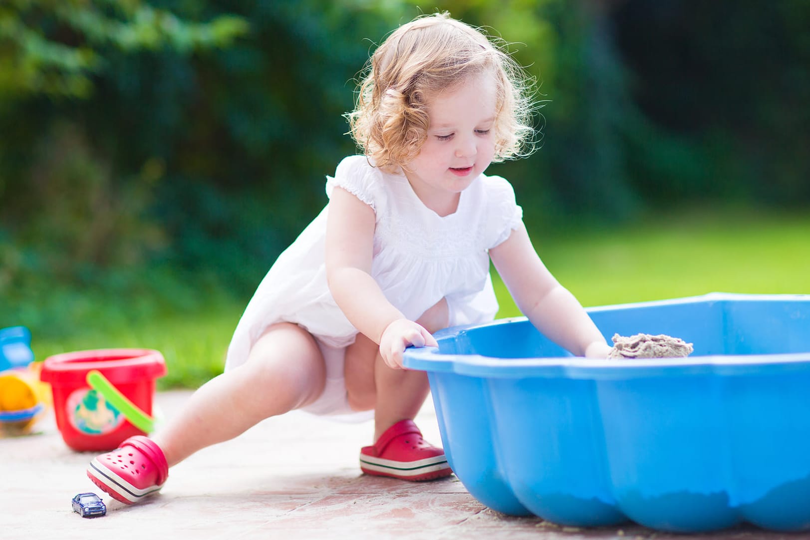 Draußen spielen: Im Sandkasten haben Kinder viel Spaß.