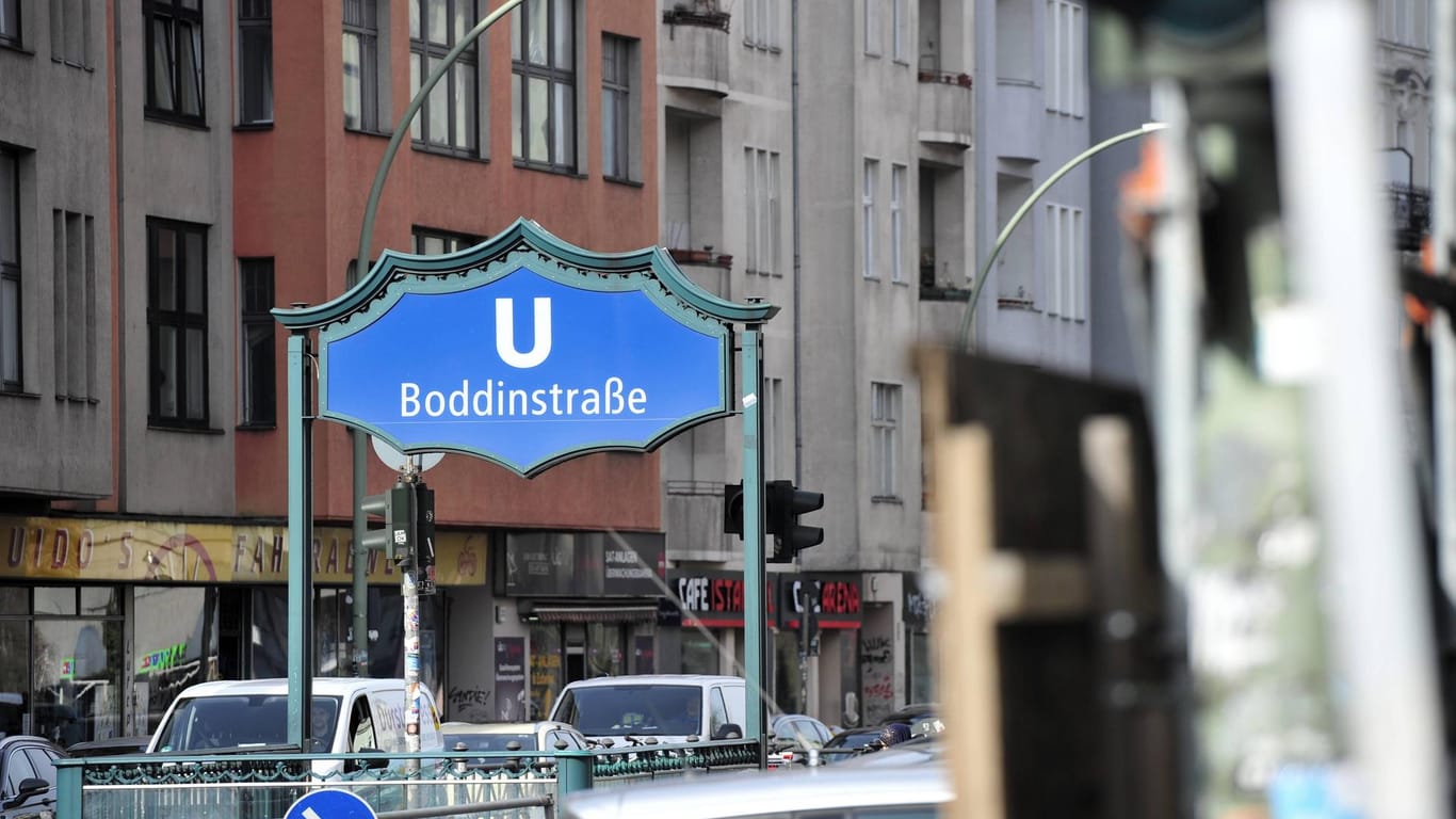 Eingang zum U-Bahnhof Boddinstraße in Neukölln: Hier hat die Polizei zwei Männer mit einer Tasche voller Kokain erwischt.