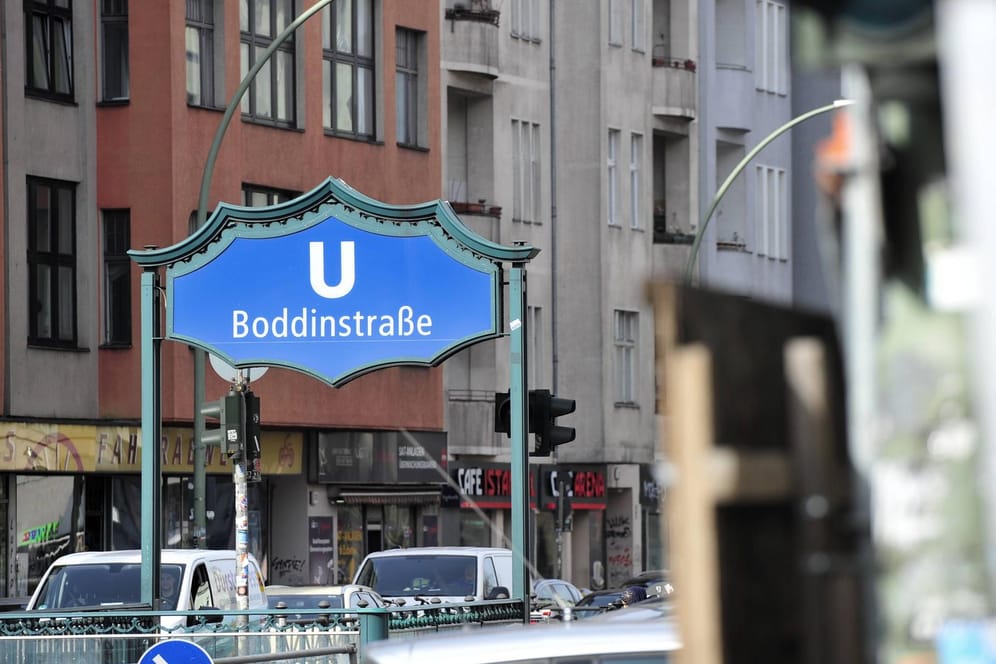 Eingang zum U-Bahnhof Boddinstraße in Neukölln: Hier hat die Polizei zwei Männer mit einer Tasche voller Kokain erwischt.