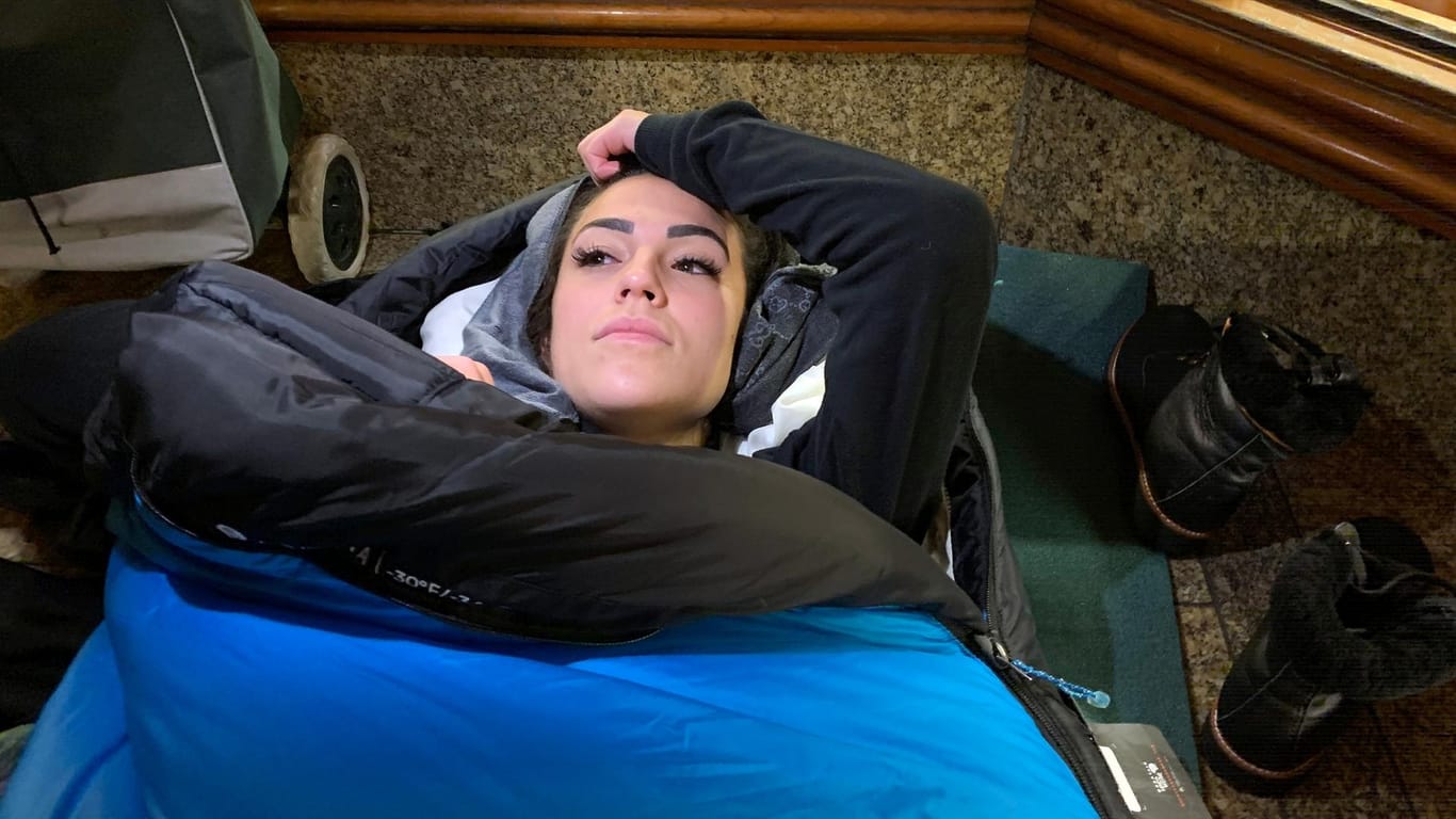 "Prominent und obdachlos – Gosse statt Glamour": Elena Miras muss für das TV-Format draußen schlafen.