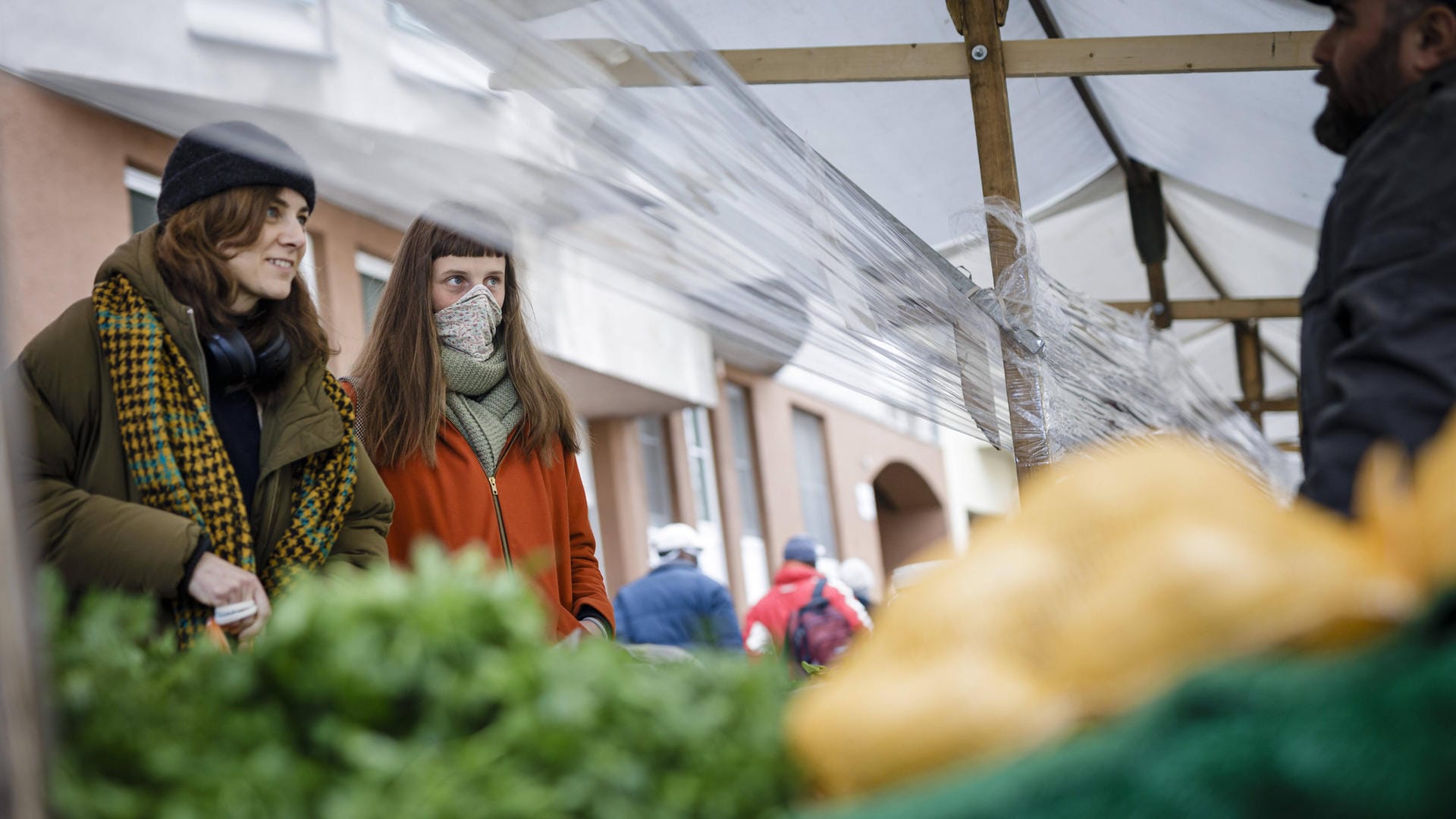 Zwei Frauen an einem Marktstand in Berlin: Einige Corona-Beschränkungen könnten demnächst womöglich aufgehoben werden.