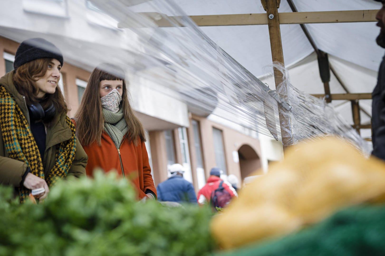 Zwei Frauen an einem Marktstand in Berlin: Einige Corona-Beschränkungen könnten demnächst womöglich aufgehoben werden.