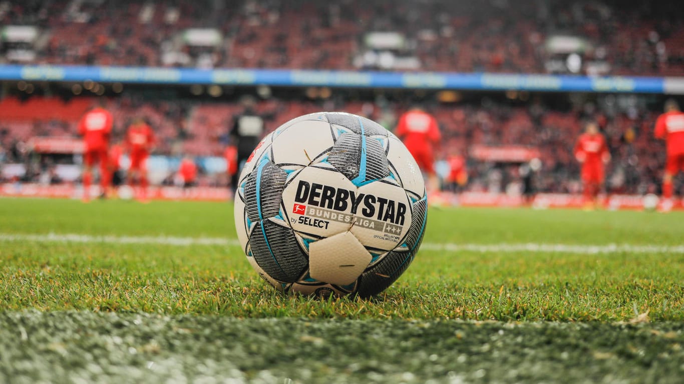 Aktuell ruht der Ball in der Bundesliga. Hat die Unterbrechung wegen der Corona-Krise noch weiterreichende Folgen?
