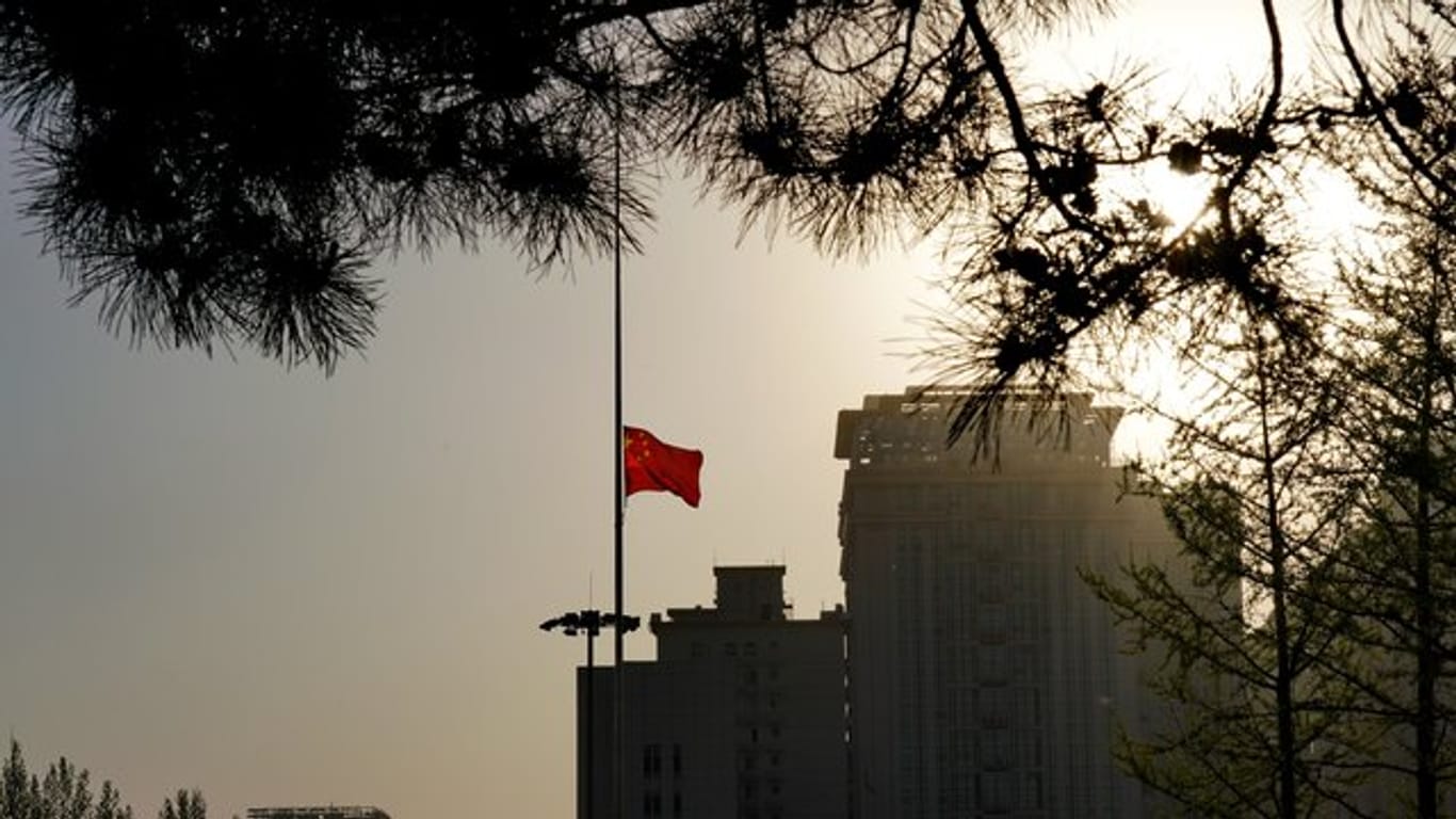Eine chinesische Nationalflagge weht auf Halbmast.