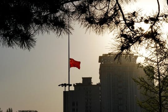 Eine chinesische Nationalflagge weht auf Halbmast.