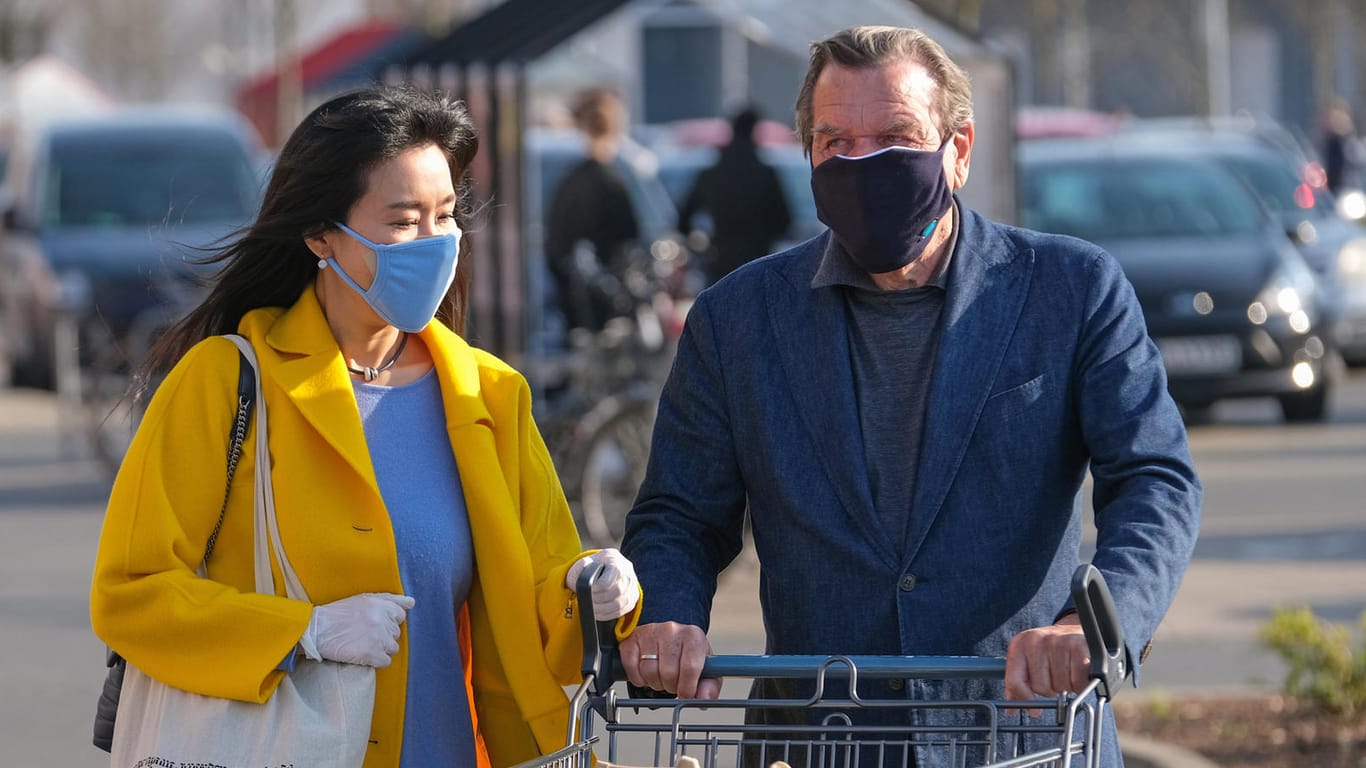 Gerhard Schröder und Ehefrau Soyeon Schröder-Kim: Beim Einkaufen tragen sie selbst geschneiderte Atemmasken.