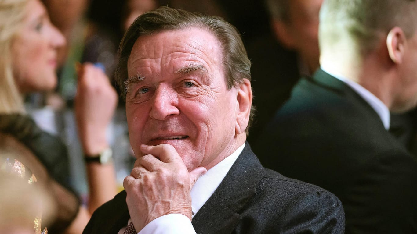 Gerhard Schröder bei einer Karnevalsveranstaltung im Februar: Mit der Spitze seiner Partei ist der ehemalige Bundeskanzler aktuell nicht zufrieden (Archivbild).