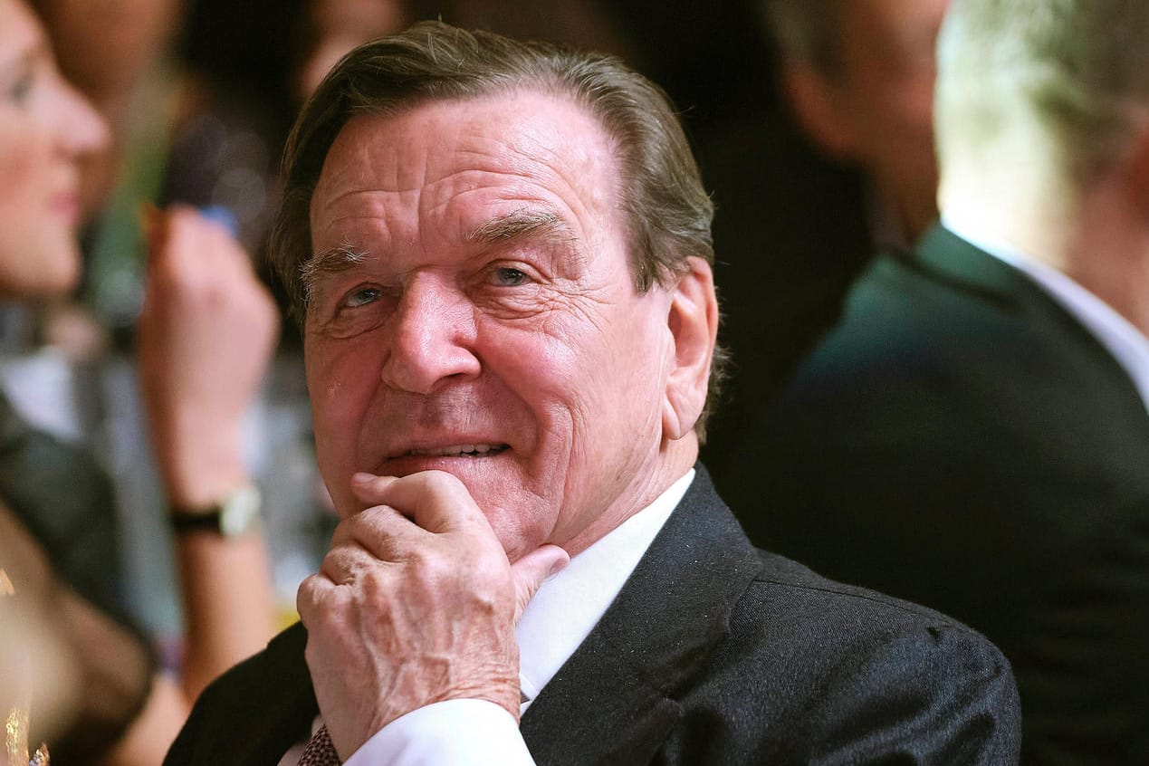 Gerhard Schröder bei einer Karnevalsveranstaltung im Februar: Mit der Spitze seiner Partei ist der ehemalige Bundeskanzler aktuell nicht zufrieden (Archivbild).