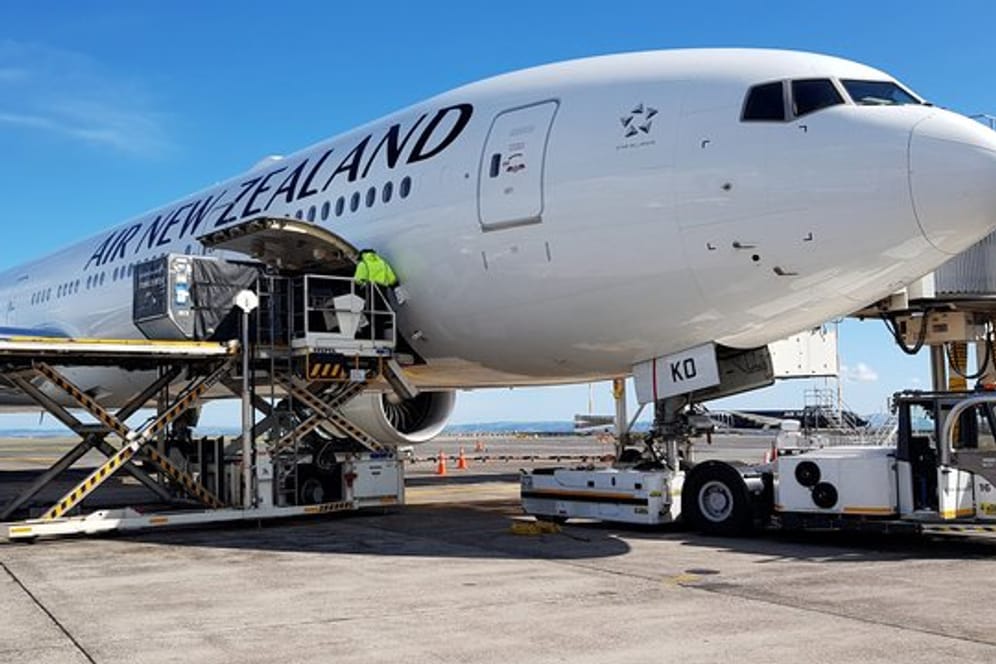 Ein Flugzeug der Air New Zealand vor dem Abflug nach Frankfurt am Main am Flughafen von Auckland.