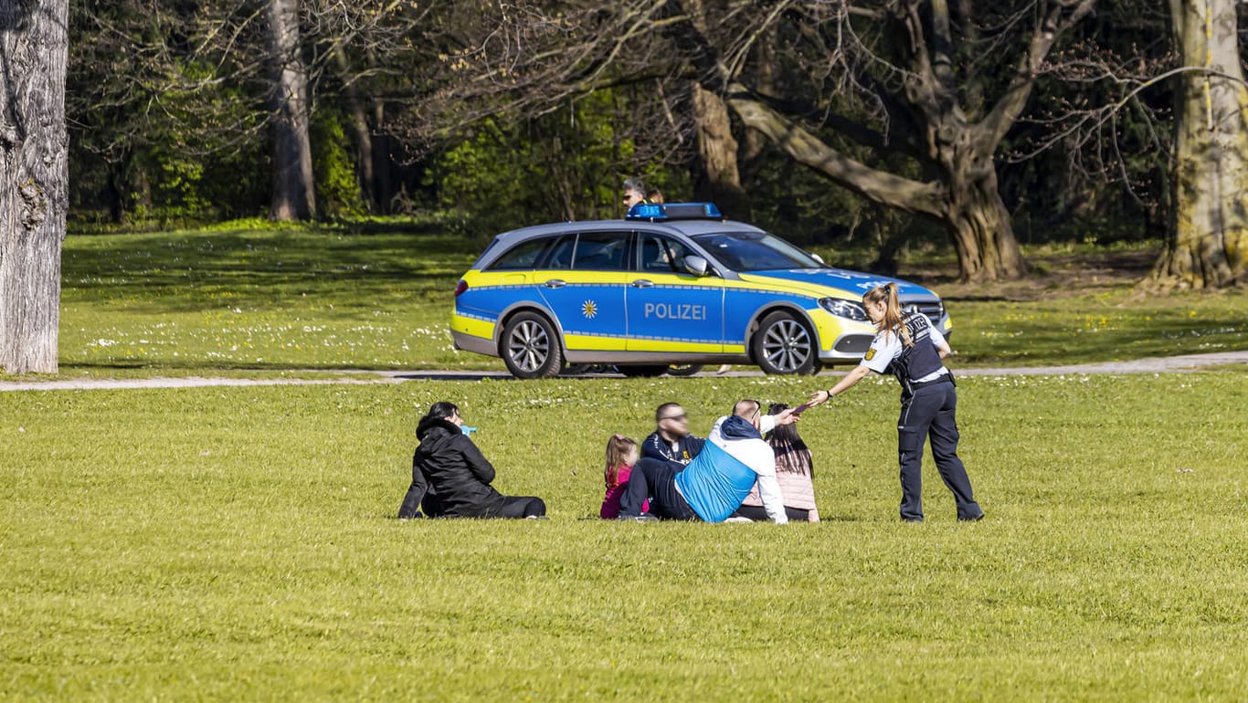 Polizeikontrolle in einem Stuttgarter Park: Verschiedene Politiker äußerten Verständnis für den Wunsch vieler Menschen, das schöne Wetter draußen genießen zu wollen.