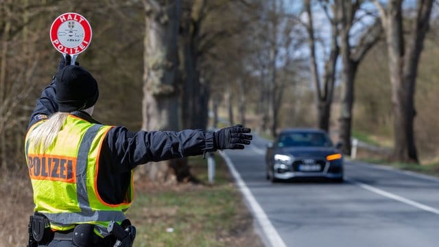 An der Landesgrenze zu Schleswig-Holstein kontrolliert die Polizei von Mecklenburg-Vorpommern Einreisende.