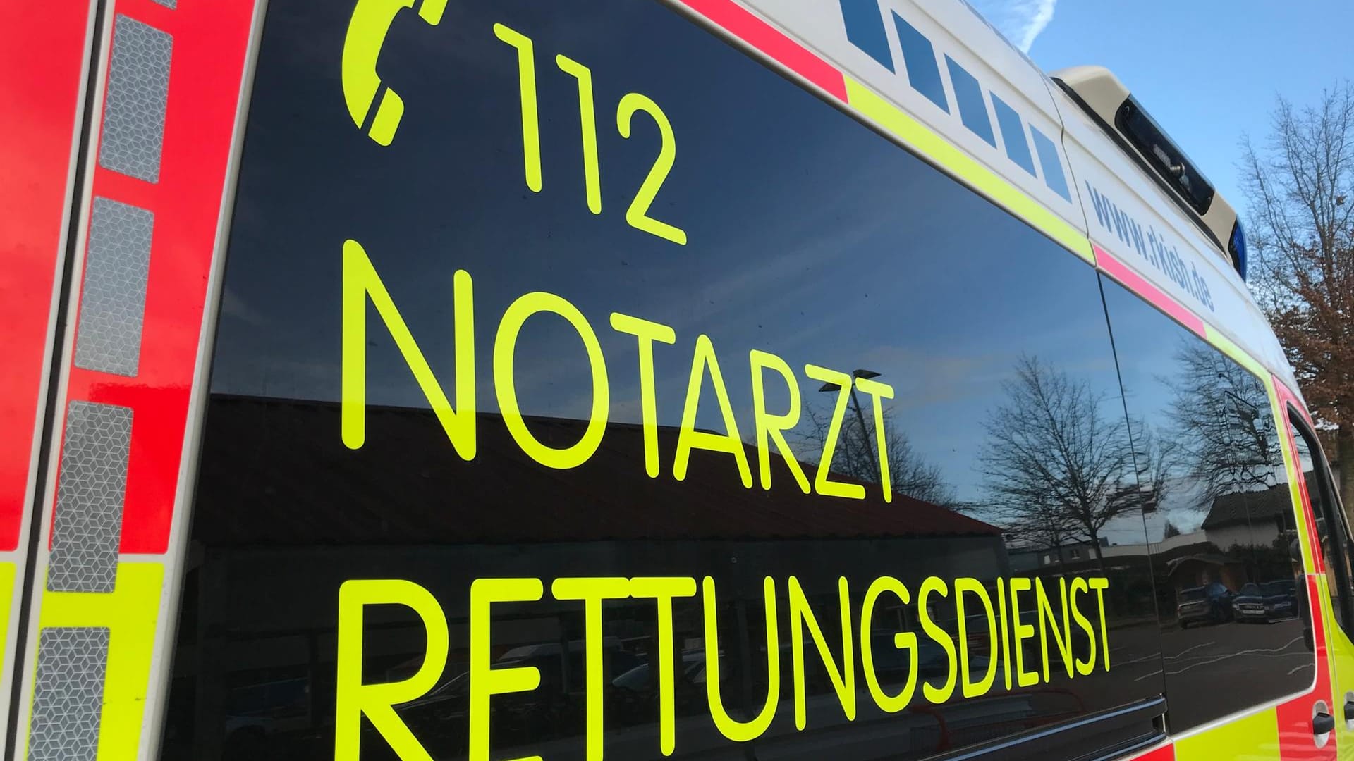Rettungsfahrzeug: Auch der Notarzt konnte dem 70-jährigem Mann nicht mehr helfen (Symbolbild). Rettungsfahrzeug: Auch der Notarzt konnte dem 70-jährigem Mann nicht mehr helfen (Symbolbild).