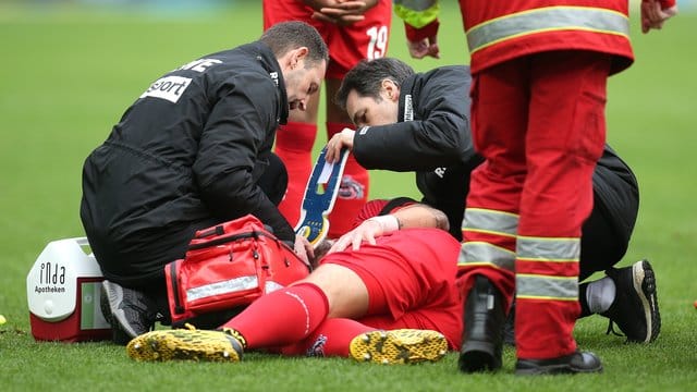 Rafael Czichos hatte sich im Februar nach einem Zusammenprall mit Herthas Marko Grujic die Halswirbelsäule gebrochen.