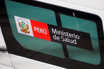 Rettungswagen mit Aufschrift des peruanischen Gesundheitsministeriums: In Peru gelten derzeit obligatorische Ausgangsbeschränkungen sowie eine nächtliche Ausgangssperre (Symbolbild).