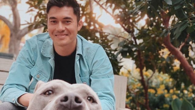 "Crazy Rich"-Star Henry Golding hat sich für die Zeit während der Corona-Krise einen Hund besorgt.