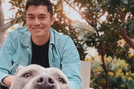 "Crazy Rich"-Star Henry Golding hat sich für die Zeit während der Corona-Krise einen Hund besorgt.