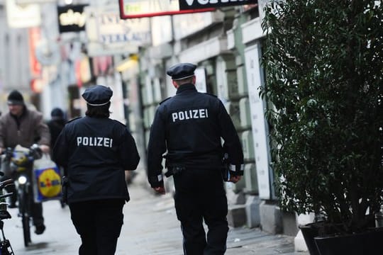 Streifenbeamte der Polizei gehen durch eine Straße am Hansaplatz