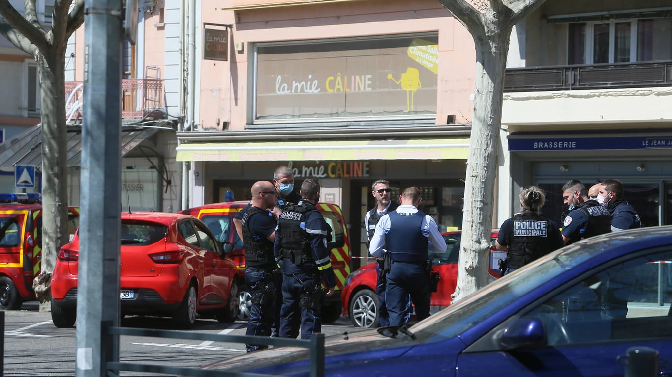 Südfrankreich: Polizisten am Tatort an dem ein Mann zwei Menschen mit Messerstichen getötet hat.
