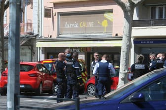 Südfrankreich: Polizisten am Tatort an dem ein Mann zwei Menschen mit Messerstichen getötet hat.