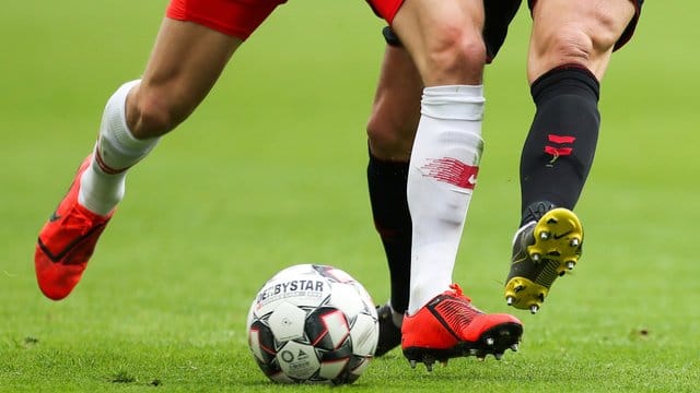 Die Corona-Krise könnte viele Fußball-Clubs vor wirtschaftliche Probleme stellen. Die Corona-Krise könnte viele Fußball-Clubs vor wirtschaftliche Probleme stellen.
