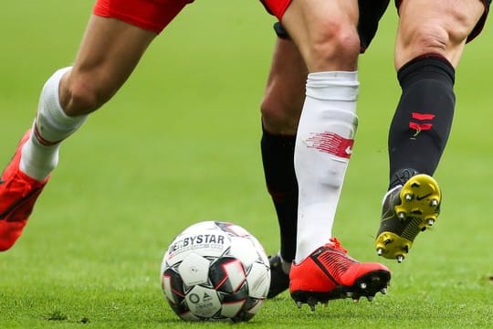Die Corona-Krise könnte viele Fußball-Clubs vor wirtschaftliche Probleme stellen.