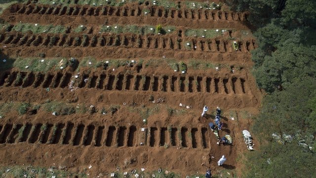 Offene Gräber auf dem Friedhof von Vila Formosa in Sao Paulo.