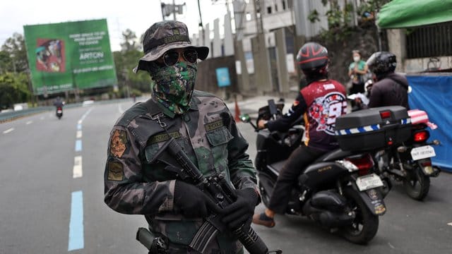 Ein bewaffneter Soldat an einem Kontrollpunkt in der philippinischen Hauptstadt Manila. Ein bewaffneter Soldat an einem Kontrollpunkt in der philippinischen Hauptstadt Manila.
