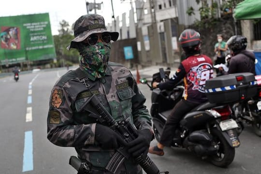 Ein bewaffneter Soldat an einem Kontrollpunkt in der philippinischen Hauptstadt Manila.