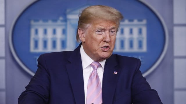 US-Präsident Donald Trump hat die Vereinigten Staaten angesichts steigender Opferzahlen der Coronavirus-Epidemie auf harte Zeiten eingeschworen. US-Präsident Donald Trump hat die Vereinigten Staaten angesichts steigender Opferzahlen der Coronavirus-Epidemie auf harte Zeiten eingeschworen.