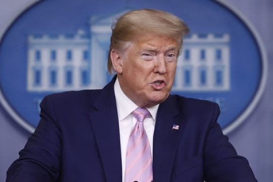 US-Präsident Donald Trump hat die Vereinigten Staaten angesichts steigender Opferzahlen der Coronavirus-Epidemie auf harte Zeiten eingeschworen.