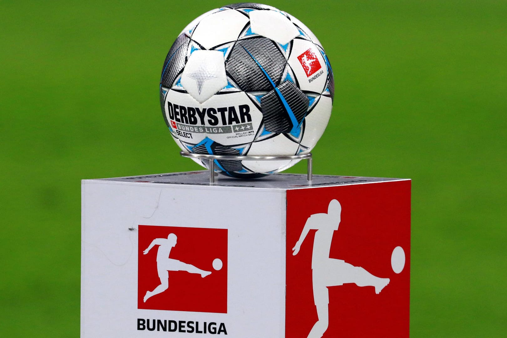 Bundesliga: Die deutsche Beletage des Fußballs könnte im Mai wieder den Spielbetrieb aufnehmen.