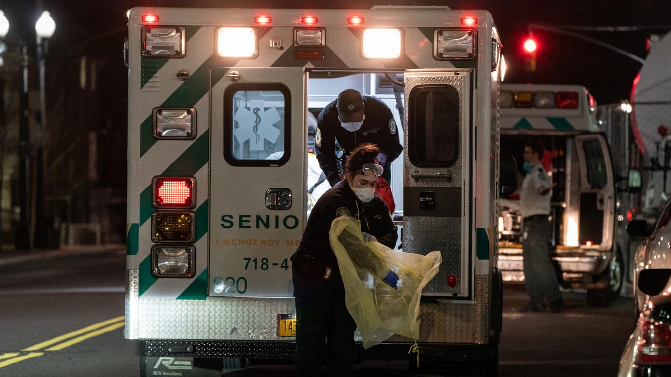 Ein Krankenwagen in New York: in der US-Metropole ist die zahl der Infizierten besonders hoch.