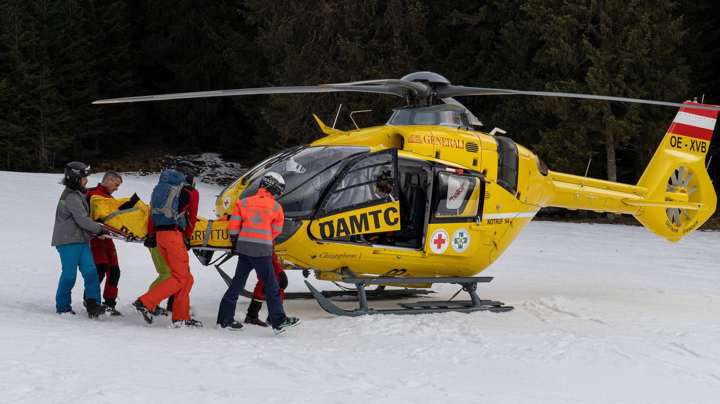 Österreichische Bergrettung (Symbolfoto): Für einen deutschen Bergsteiger kam jede Hilfe zu spät.