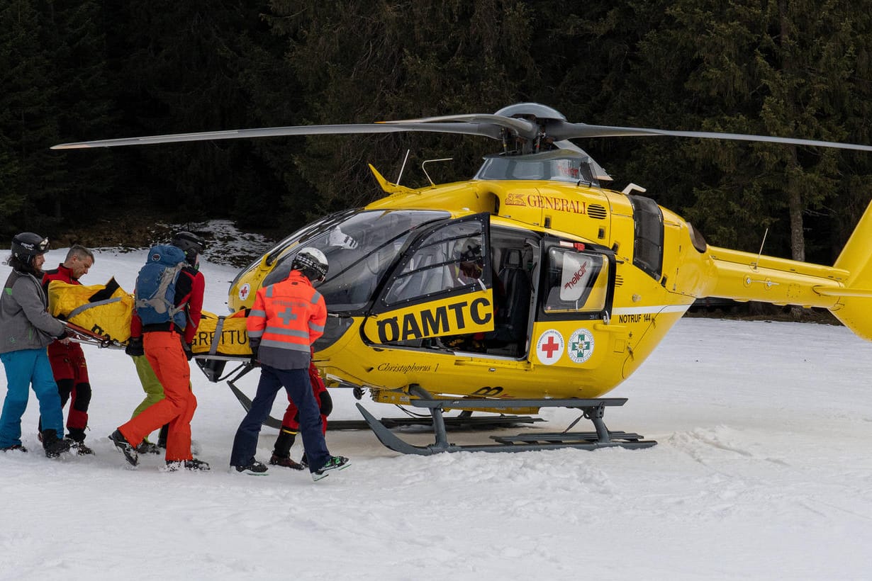 Österreichische Bergrettung (Symbolfoto): Für einen deutschen Bergsteiger kam jede Hilfe zu spät.