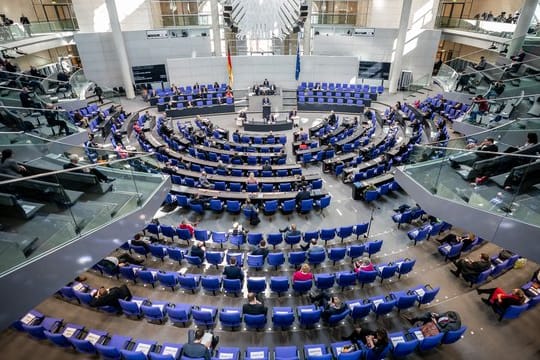 Eine Bundestagsdebatte mit Sicherheitsabstand zwischen den Abgeordneten.