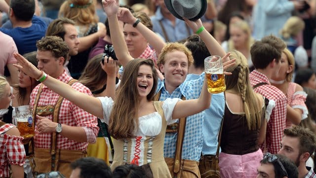 Ausgelassen feiern die Besucherinnen und Besucher auf dem Oktoberfest (Archivbild): Abstandsregeln oder Masken gibt es dabei nicht.