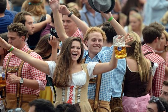 Ausgelassen feiern die Besucherinnen und Besucher auf dem Oktoberfest (Archivbild): Abstandsregeln oder Masken gibt es dabei nicht.