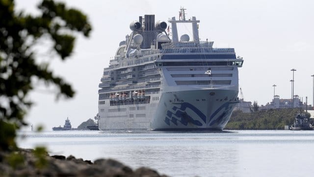 Die "Coral Princess" fährt im Hafen von Miami ein.