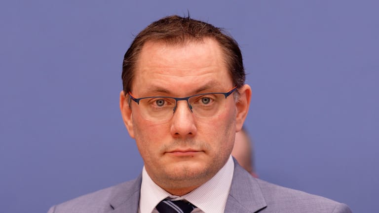 Tino Chrupalla: Der AfD-Vize kritisiert Bundesgesundheitsminister Spahn für sein Handeln in der Corona-Krise.