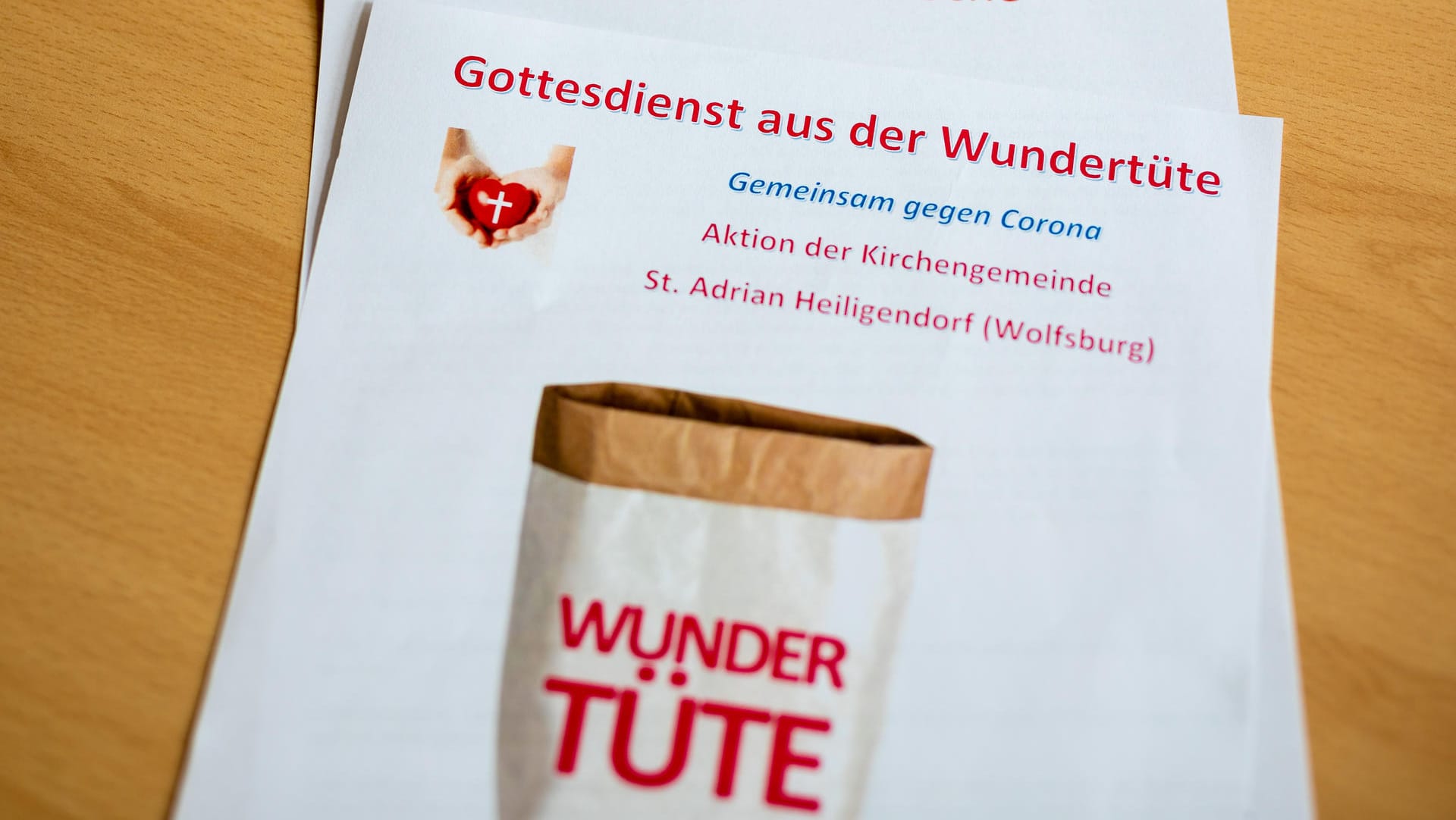 Ostern: Der "Gottesdienst aus der Wundertüte" beinhaltet unter anderem Predigttexte, Osterkerzen und Schokolade.