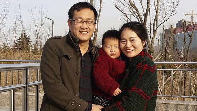 Das 2015 veröffentlichte Foto zeigt Wang Quanzhang und seine Frau Li Wenzu mit ihrem Sohn. Das 2015 veröffentlichte Foto zeigt Wang Quanzhang und seine Frau Li Wenzu mit ihrem Sohn.
