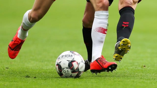 Offenbar fürchten die Verbände Klagewellen, sollte in den Ligen von den Regionalligen abwärts die Spielzeit vorzeitig beendet werden. Offenbar fürchten die Verbände Klagewellen, sollte in den Ligen von den Regionalligen abwärts die Spielzeit vorzeitig beendet werden.