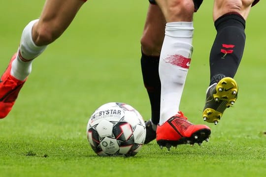 Offenbar fürchten die Verbände Klagewellen, sollte in den Ligen von den Regionalligen abwärts die Spielzeit vorzeitig beendet werden.